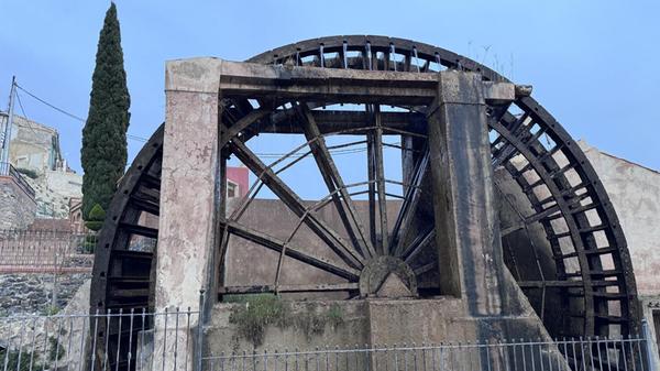 In Abarán drehen sich noch immer die hölzernen Norias, gewaltige Wasserräder maurischen Ursprungs. Auf der „Ruta de las Norias“ kann man ihnen folgen, hören, wie das Wasser in die Kanäle plätschert, die seit Jahrhunderten die Felder speisen.