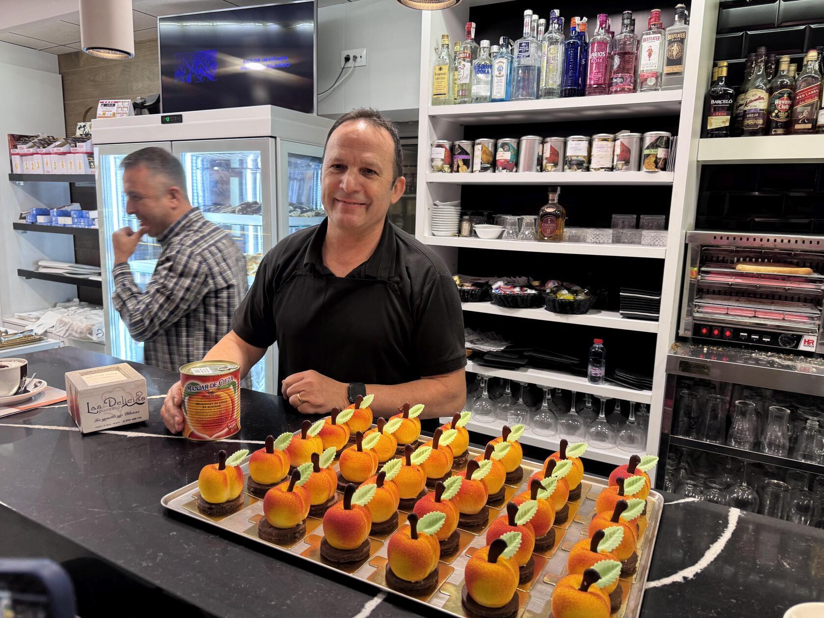 Joaquín Ramos verkauft in seiner Pastelería „Las Delicias“ eine Spezialität: „Manjar de Cieza“, eine süße Köstlichkeit – natürlich in Pfirsichform,