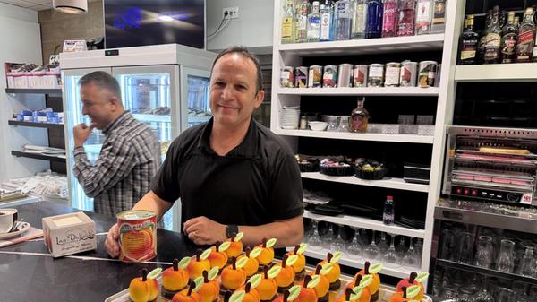 Joaquín Ramos verkauft in seiner Pastelería „Las Delicias“ eine Spezialität: „Manjar de Cieza“, eine süße Köstlichkeit – natürlich in Pfirsichform,