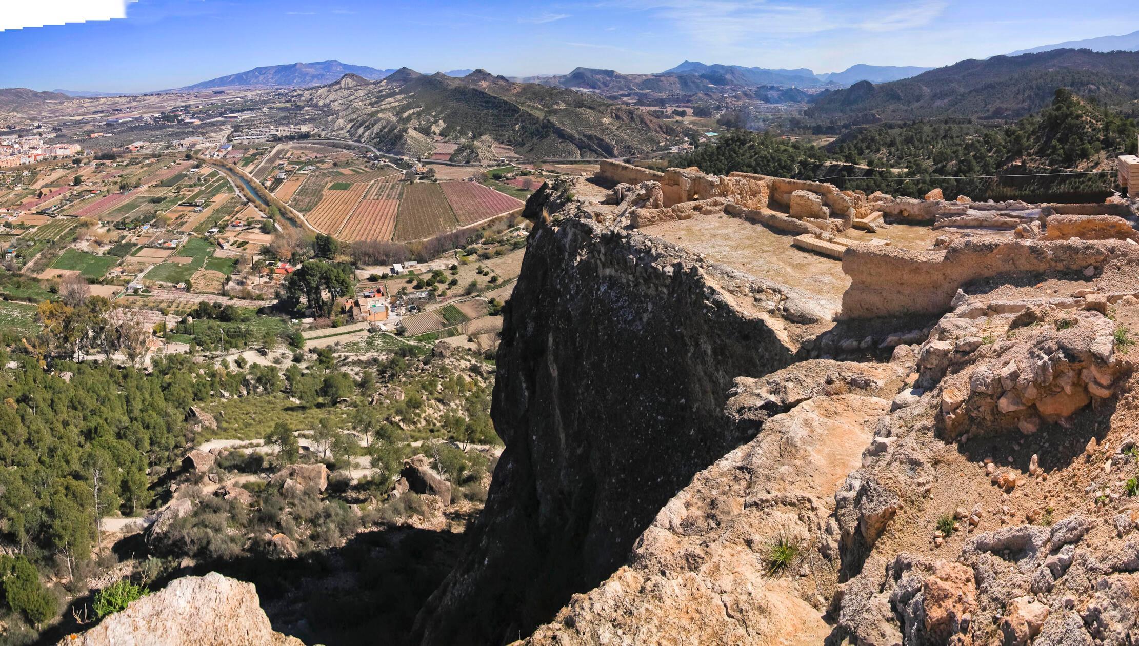 Hoch über Cieza liegt die Ruinenstadt Medina Siyasa, eine maurische Siedlung aus dem 11. bis 13. Jahrhundert, die in den 1990er-Jahren zu einem kleinen Teil ausgegraben wurde