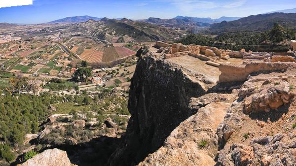Hoch über Cieza liegt die Ruinenstadt Medina Siyasa, eine maurische Siedlung aus dem 11. bis 13. Jahrhundert, die in den 1990er-Jahren zu einem kleinen Teil ausgegraben wurde