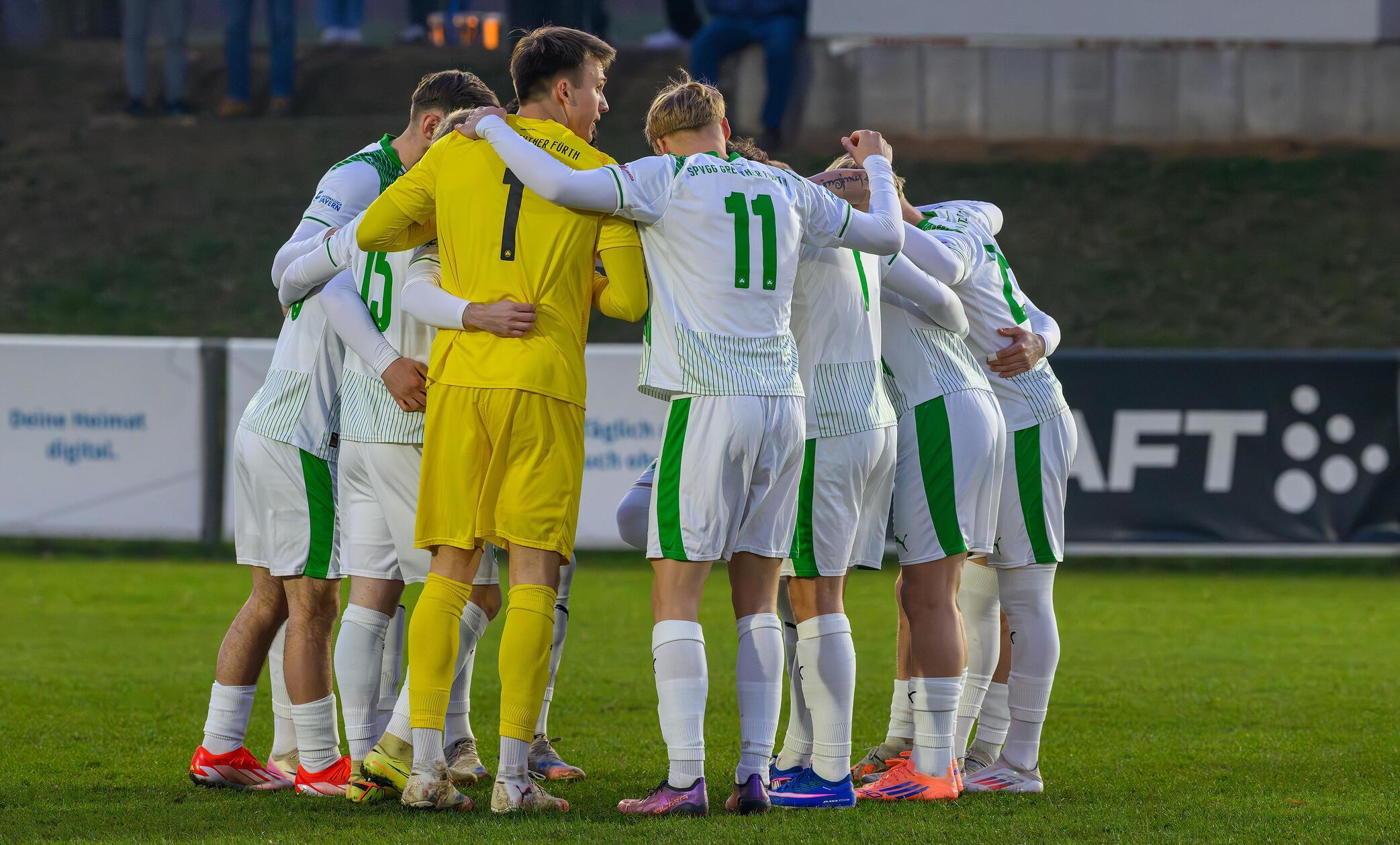 Die SpVgg Greuther Fürth im Abstiegskampf der Regionalliga Bayern: Teamkreis vor dem Spiel