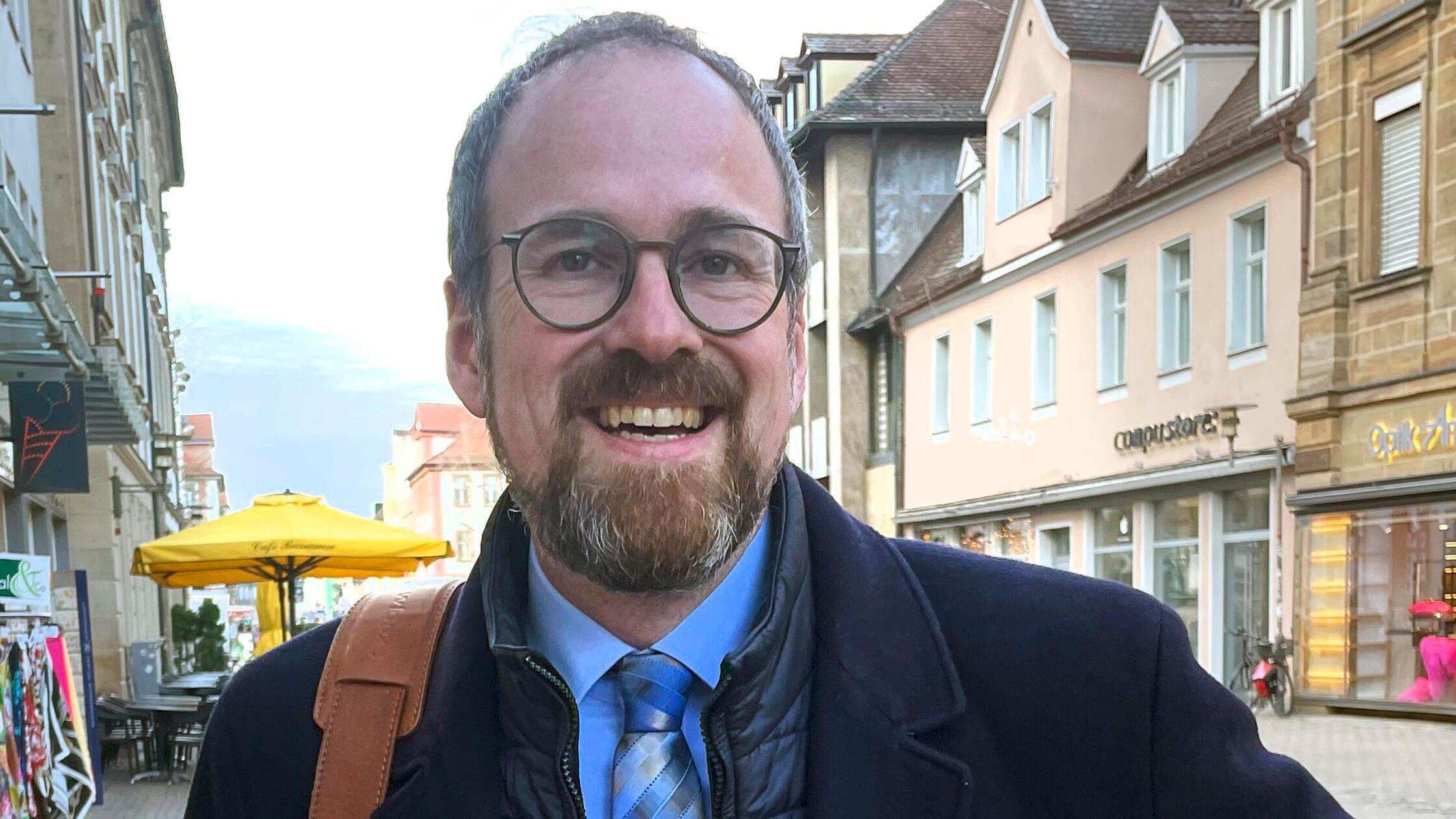 Erlangen:  OB Kandidat Florian Janik vor dem Lives