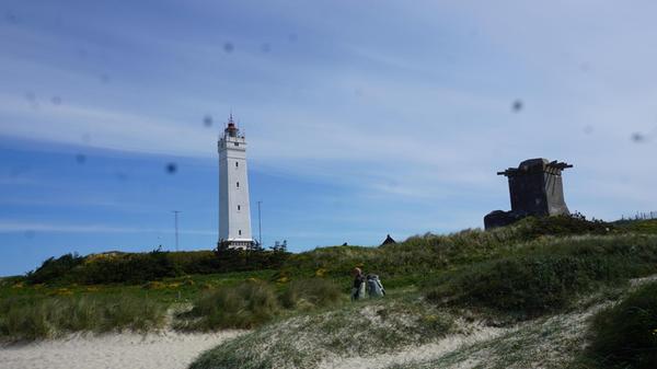 Blåvandshuk Fyr ist der westlichste Leuchtturm Dänemarks. Der markante Turm daneben beherbergte einst eine Radaranlage, die die deutschen Besatzer 1940 bauten.