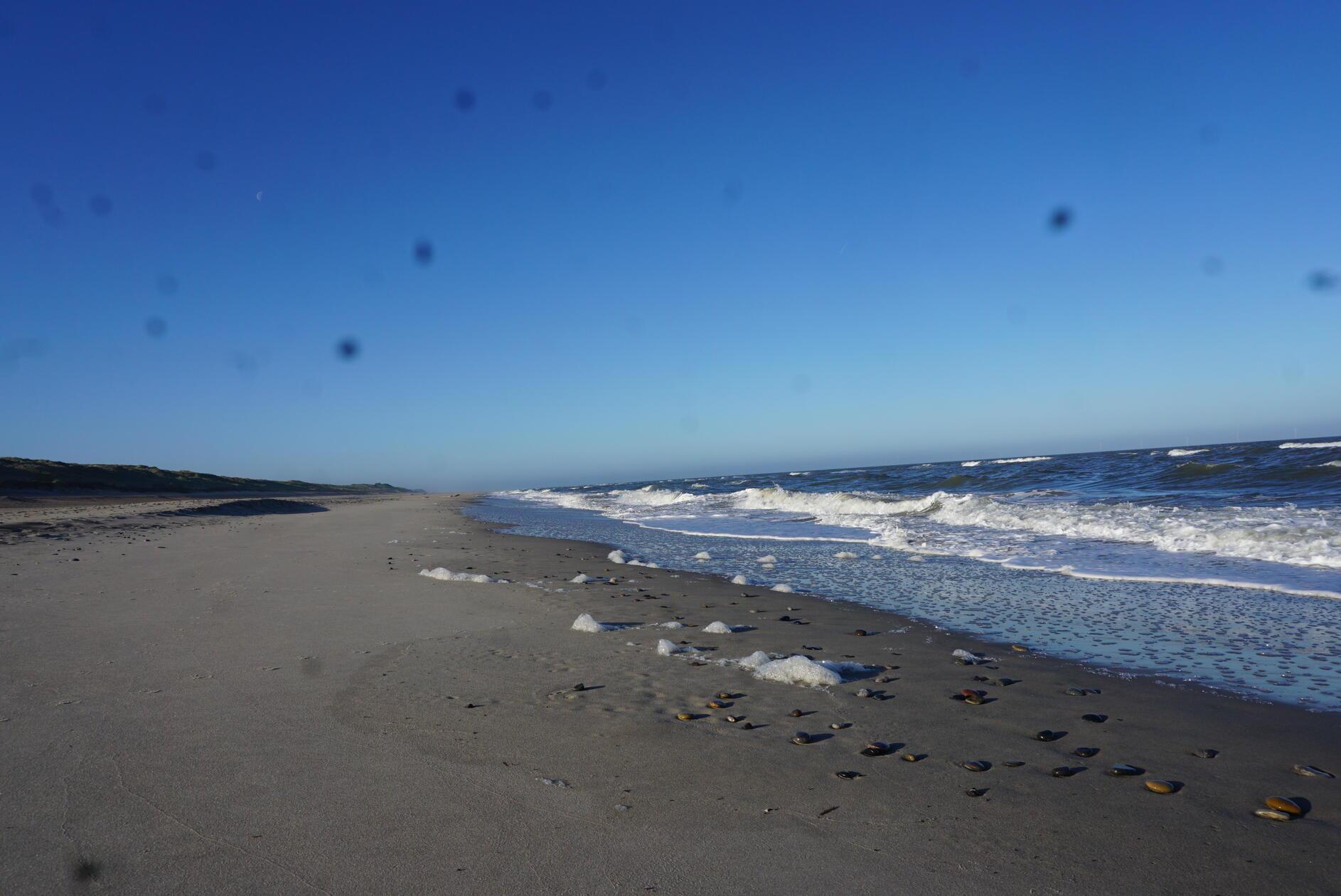 Weitläufige Sandstrände erwarten die Besucherinnen und Besucher an Dänemarks Westküste.