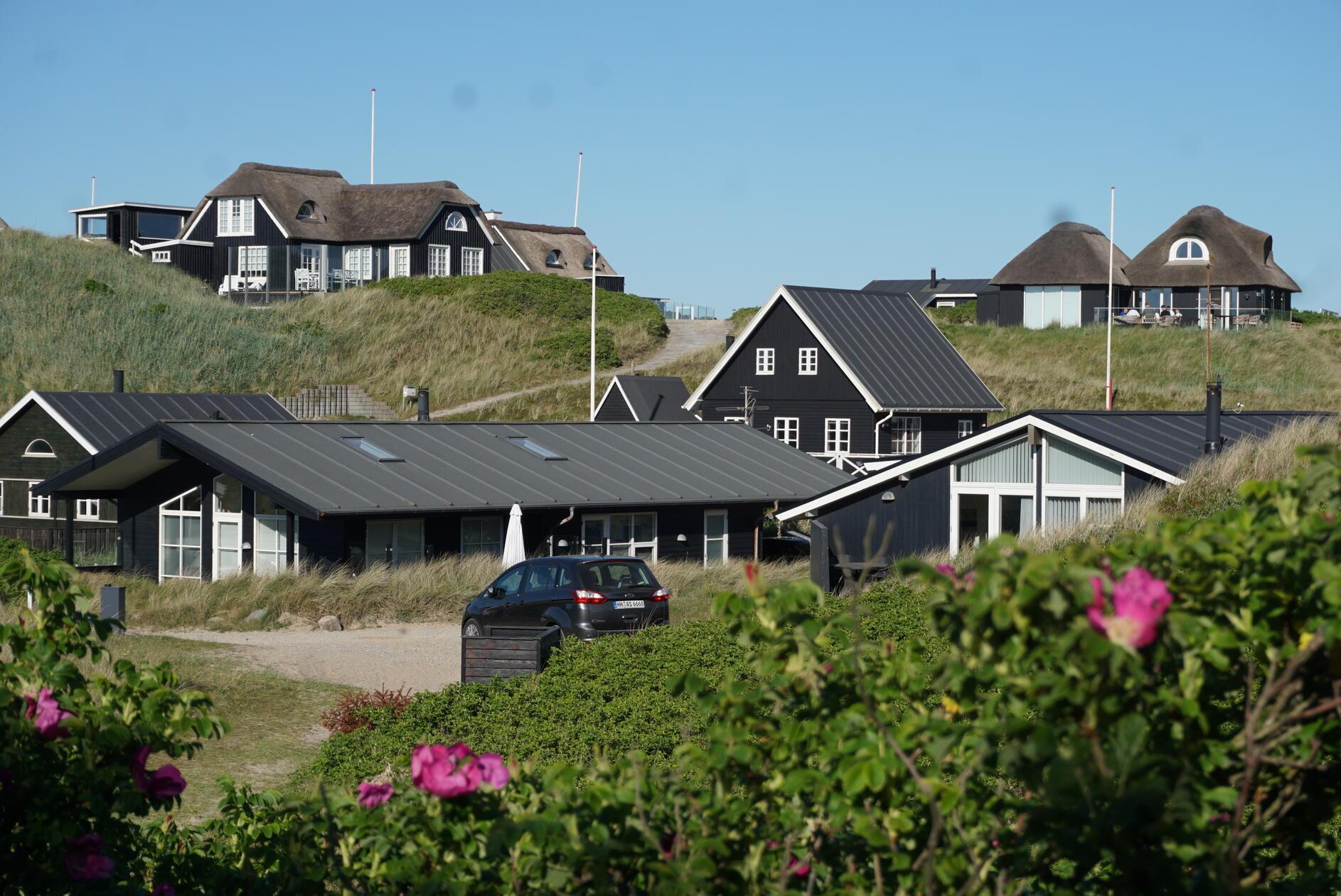 Der typische deutsche Urlauber nächtigt in Dänemark in einem Ferienhaus. Diese Ferienhäuser stehen in Søndervig. Zum Meer ist es nur ein kurzer Fußmarsch.