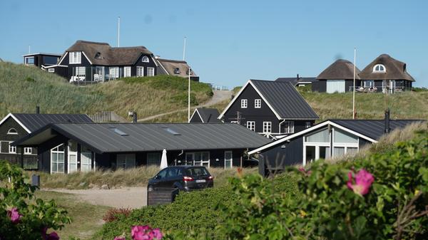 Der typische deutsche Urlauber nächtigt in Dänemark in einem Ferienhaus. Diese Ferienhäuser stehen in Søndervig. Zum Meer ist es nur ein kurzer Fußmarsch.