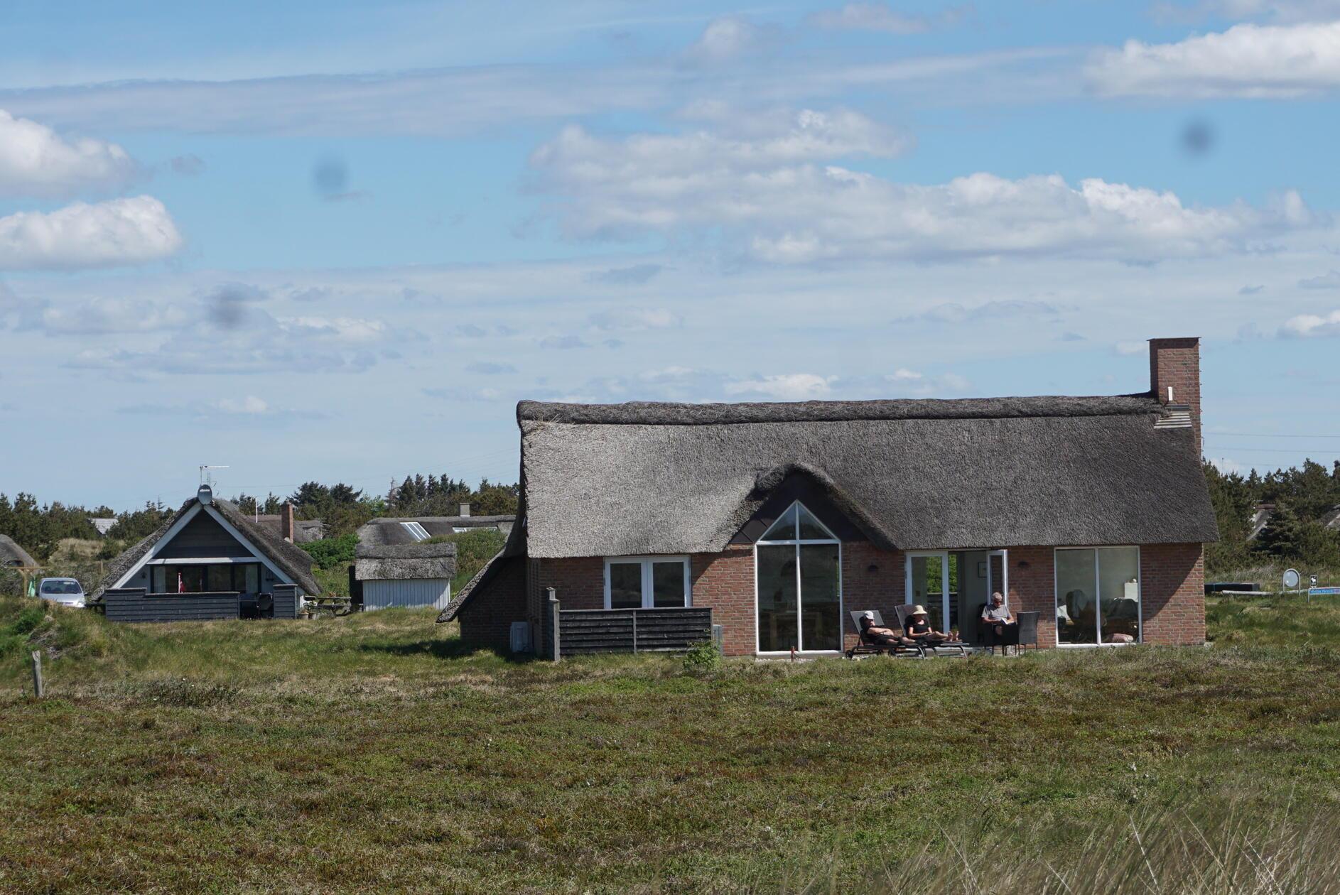 Da die allermeisten Ferienhäuser in Privatbesitz sind, sind sie individuell gestaltet. Typisch für Dänemark: moderner Komfort kombiniert mit traditionellen Elementen wie einem Reetdach.