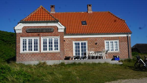 Das Signalhuset in Søndervig wurde 1912 erbaut und ist heute ein Ferienhaus mit Geschichte und Charme.