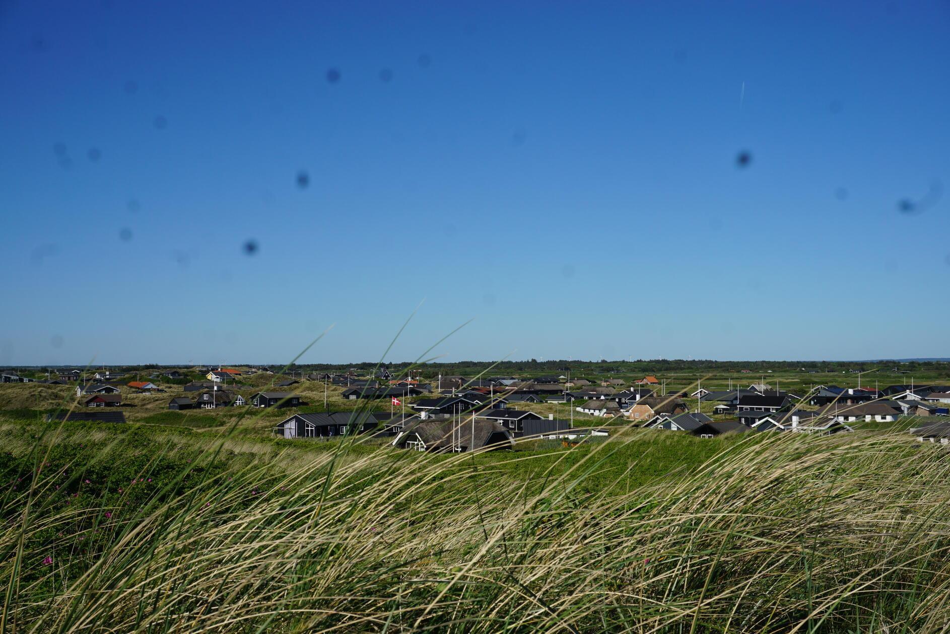 Obwohl in der Region Vesterhavet ganze Landstriche von Ferienhäusern dominiert werden, verteilen sich diese doch weitläufig in der Heidelandschaft.