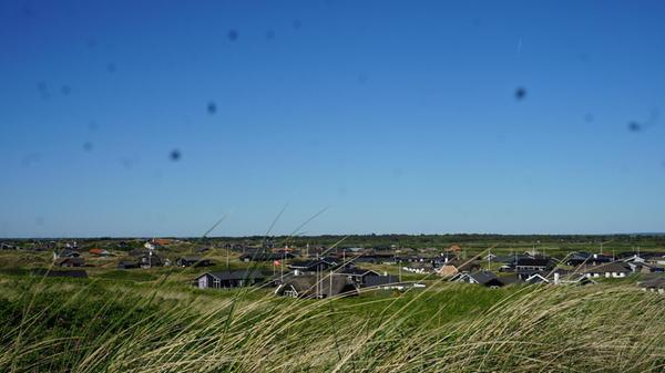 Obwohl in der Region Vesterhavet ganze Landstriche von Ferienhäusern dominiert werden, verteilen sich diese doch weitläufig in der Heidelandschaft.