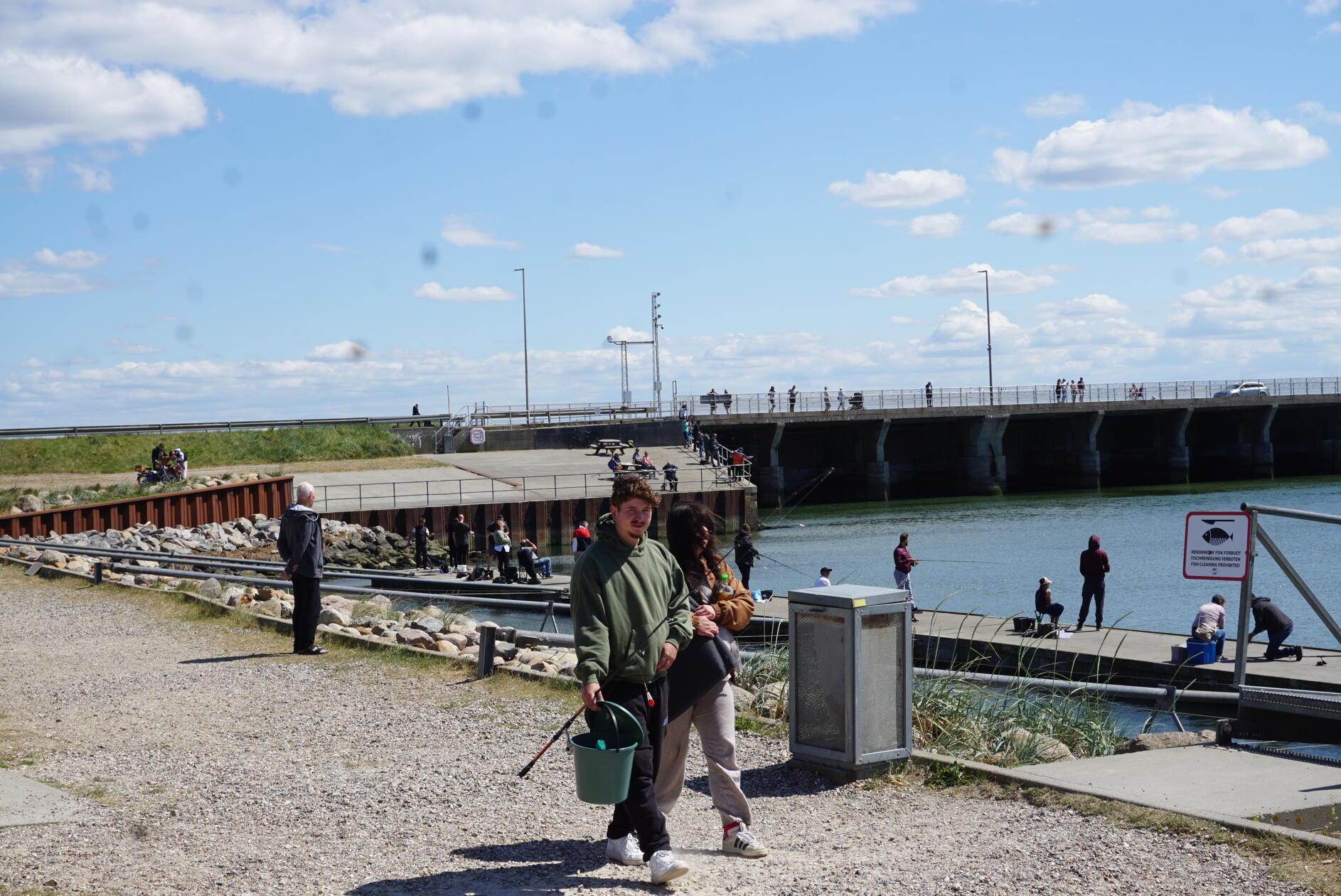 Angeln ist eine beliebte Freizeitbeschäftigung. In der Nähe der Schleuse von Hvide Sande sieht man viele Angler.