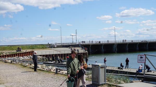 Angeln ist eine beliebte Freizeitbeschäftigung. In der Nähe der Schleuse von Hvide Sande sieht man viele Angler.