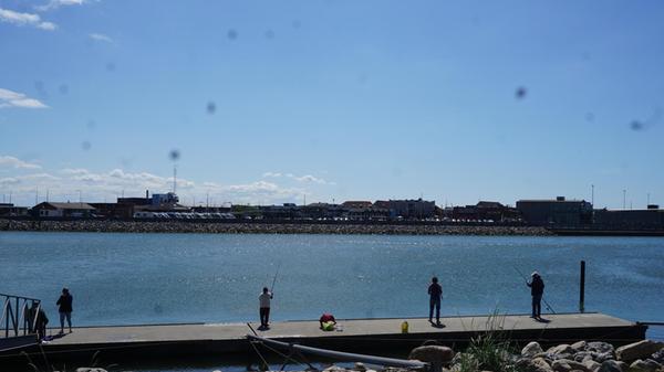 Im Hvide Sande Sportsfisker Center kann man die selbst geangelten Fische zerlegen, reinigen, räuchern und natürlich an einem der Tische auch gleich verspeisen.