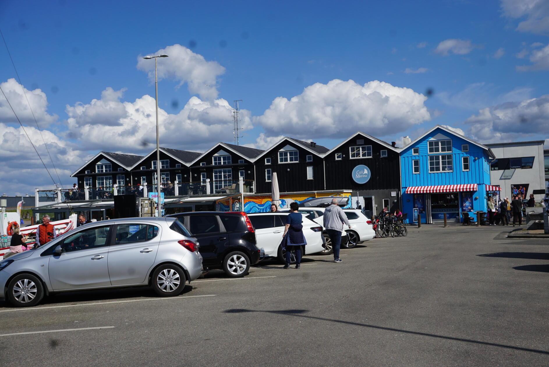 Auch wenn Hvide Sande eine junge und für dänische Verhältnisse "hässliche" Stadt ist, gibt es dort schöne Ecken. Im Café Marina wird gebackener Dorsch serviert.