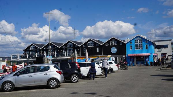 Auch wenn Hvide Sande eine junge und für dänische Verhältnisse "hässliche" Stadt ist, gibt es dort schöne Ecken. Im Café Marina wird gebackener Dorsch serviert.