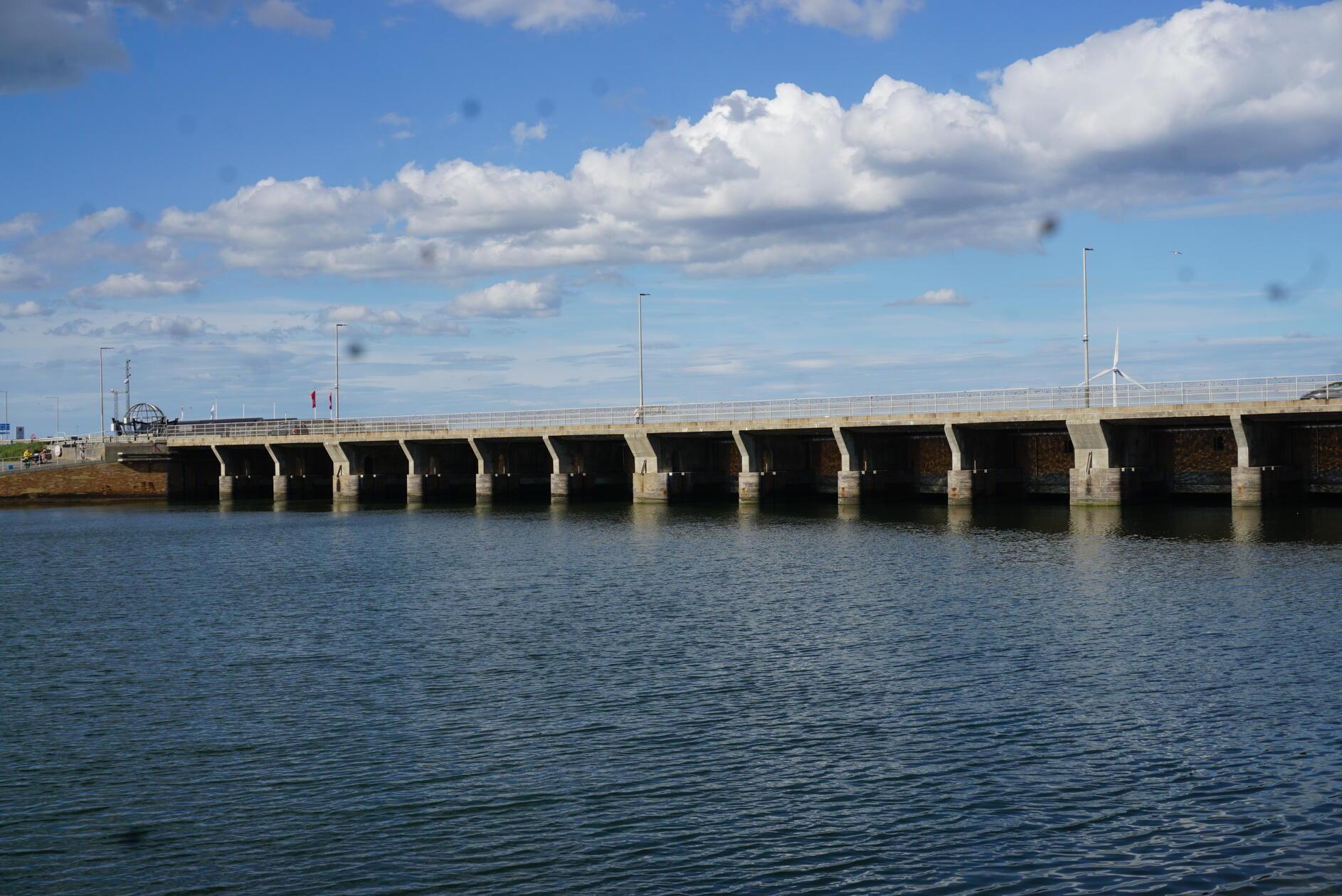 Diese Schleuse in Hvide Sande mit ihren 16 Toren verbindet das Ringkøbing Ford mit der offenen Nordsee.