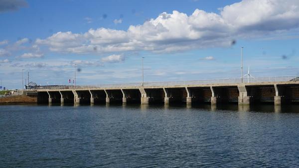 Diese Schleuse in Hvide Sande mit ihren 16 Toren verbindet das Ringkøbing Ford mit der offenen Nordsee.