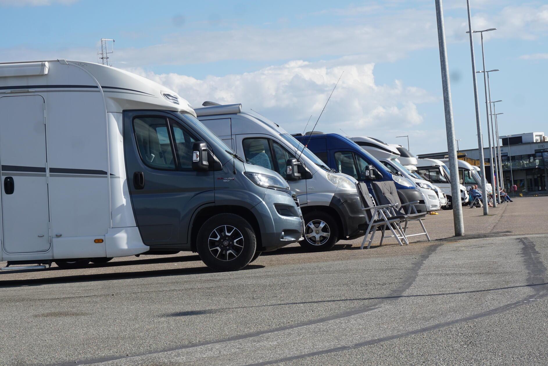 Die allermeisten Urlauber wohnen in Ferienhäusern. Doch der Anteil der Camper steigt stetig. Am Hafen von Hvide Sande gibt es einen Stellplatz mit Meerblick.