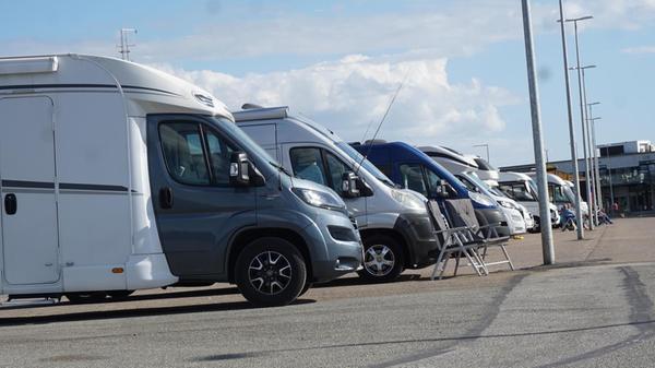 Die allermeisten Urlauber wohnen in Ferienhäusern. Doch der Anteil der Camper steigt stetig. Am Hafen von Hvide Sande gibt es einen Stellplatz mit Meerblick.
