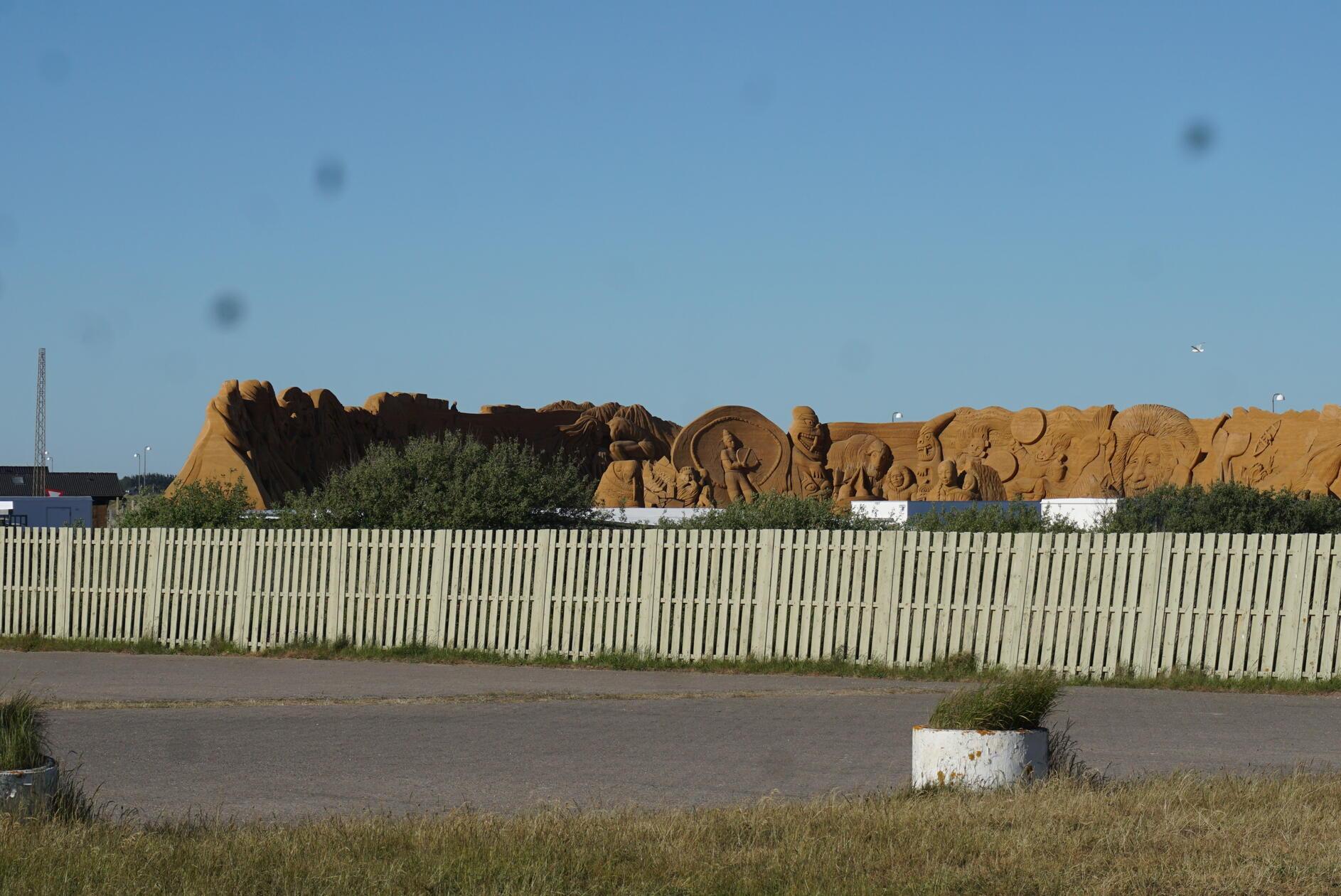 Beim Sandskulpturenfestival in Søndervig können Gäste von Mai bis Oktober kunstvolle Sandgebilde bewundern.