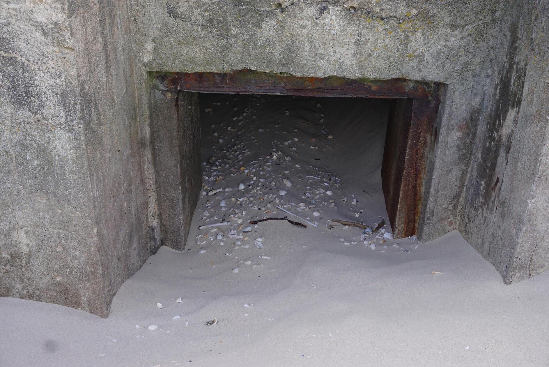 Oft hat der Sand die Eingänge verschüttet.