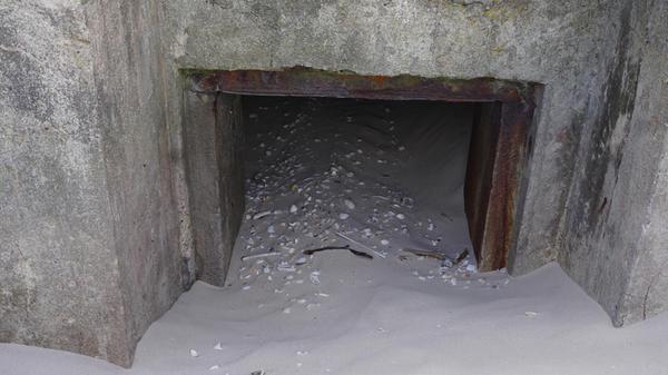 Oft hat der Sand die Eingänge verschüttet.