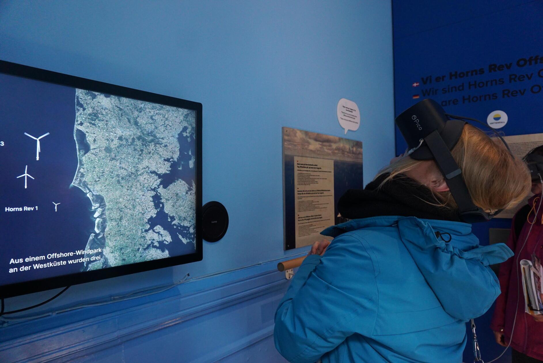 Zum 125-jährigen Jubiläum von Blåvandshuk Fyr wurde eine Sonderausstellung in der ehemaligen Wärterwohnung eingerichtet. , Mit VR-Brillen lassen sich Windräder hautnah erleben, Kinder können Leuchtturm und Windmühlen bauen.