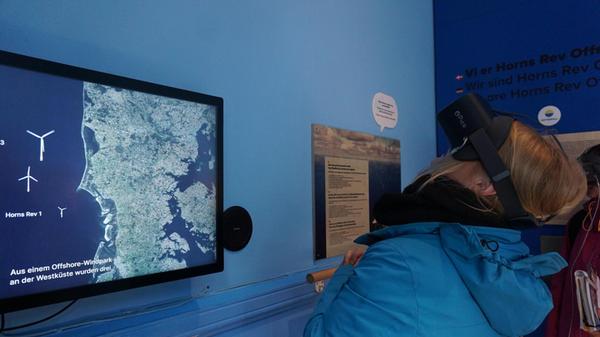 Zum 125-jährigen Jubiläum von Blåvandshuk Fyr wurde eine Sonderausstellung in der ehemaligen Wärterwohnung eingerichtet. , Mit VR-Brillen lassen sich Windräder hautnah erleben, Kinder können Leuchtturm und Windmühlen bauen.