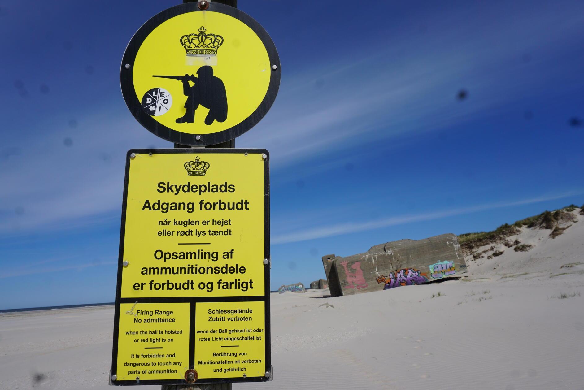 Doch Vorsicht: Wenn rote Ballons gehisst sind, wird scharf geschossen. In der Gegend von Blåvand findet sich auch Kallesmaersk Hede, das größte dänische Militärgelände.