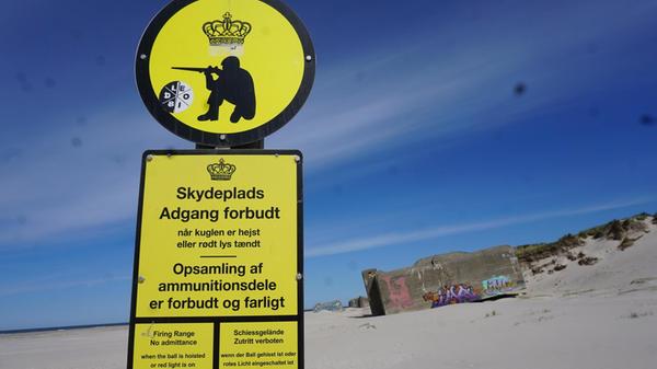 Doch Vorsicht: Wenn rote Ballons gehisst sind, wird scharf geschossen. In der Gegend von Blåvand findet sich auch Kallesmaersk Hede, das größte dänische Militärgelände.