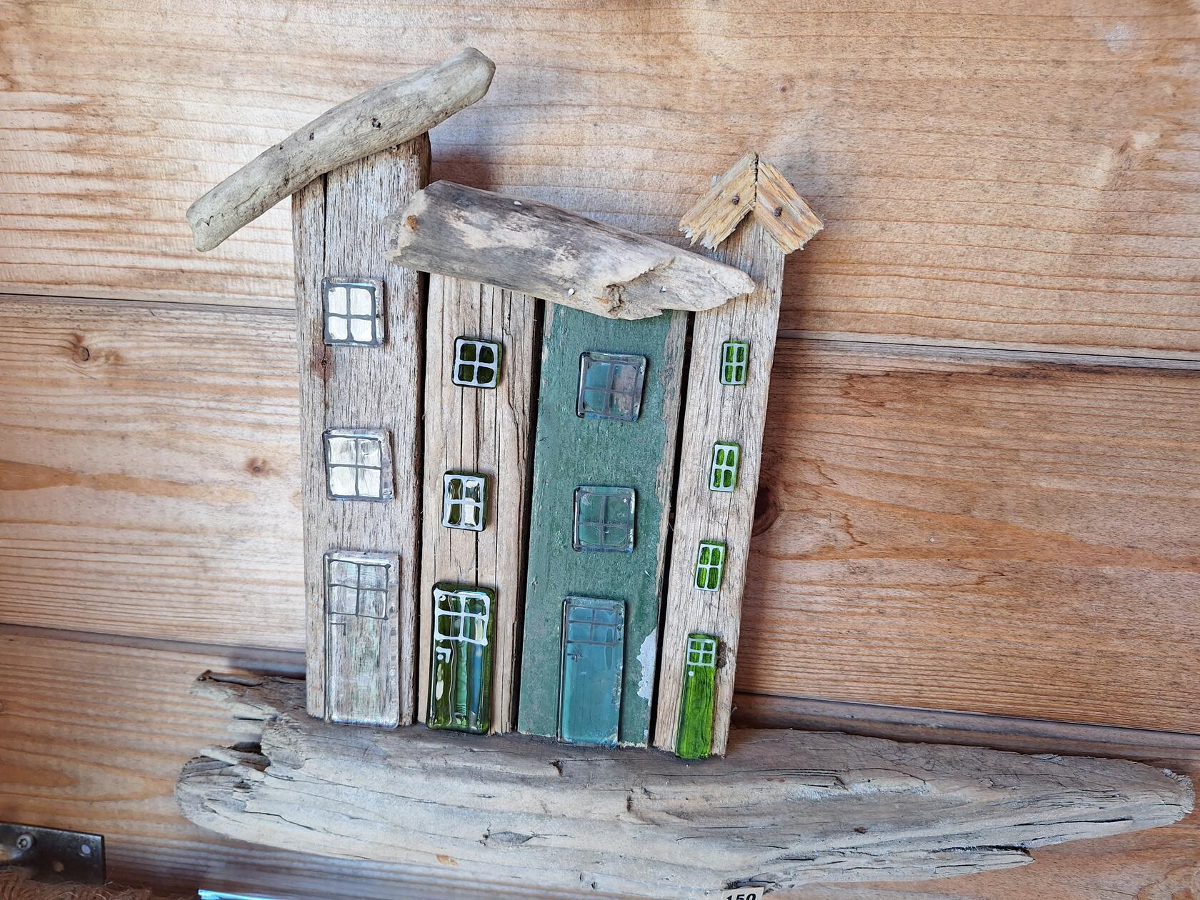 In einem Holzhäuschen auf dem Hof von Toftegård Økologi bietet ein junger Künstler Skulpturen aus Treibgut zum Kauf an.