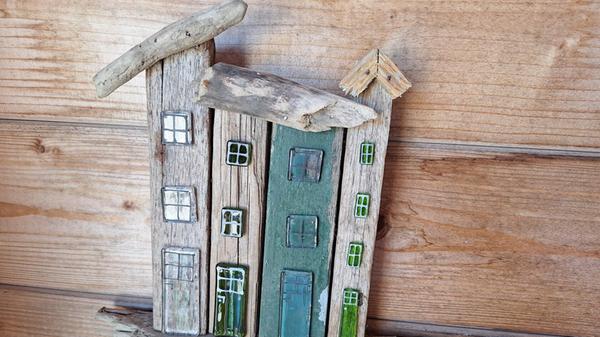 In einem Holzhäuschen auf dem Hof von Toftegård Økologi bietet ein junger Künstler Skulpturen aus Treibgut zum Kauf an.