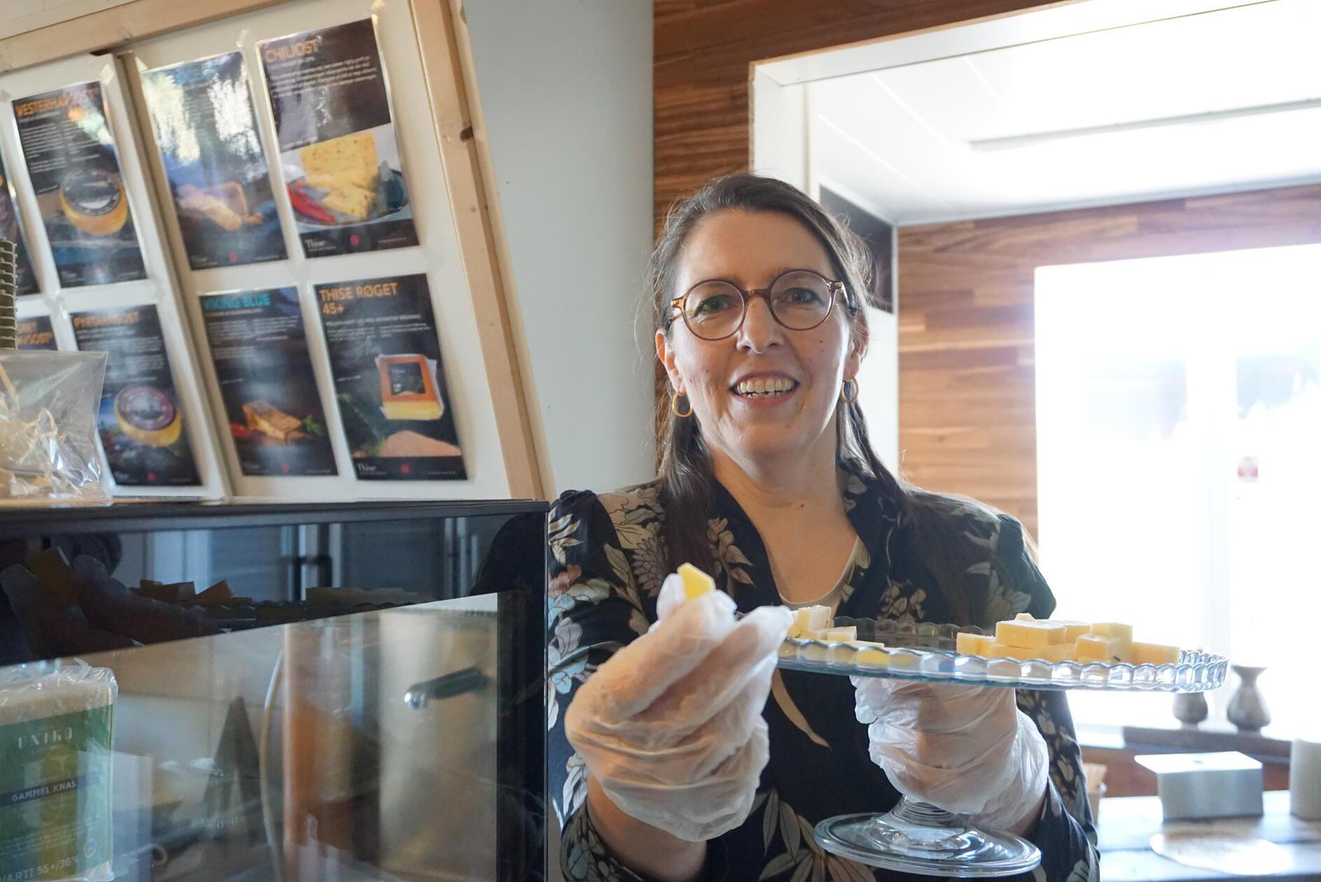 Djorthe Fjord, Eigentümerin von Vestkystens Gårdbutik, führt seit 15 Jahren erfolgreich ihren Hofladen. Sie präsentiert prämierten Leuchtturmkäse.