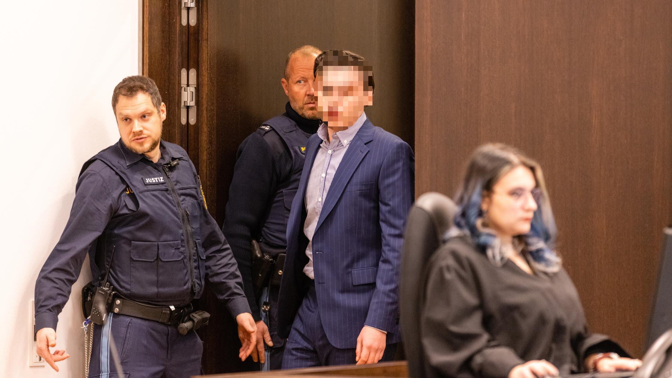 Redaktioneller Hinweis: Angeklagten bitte pixeln!N