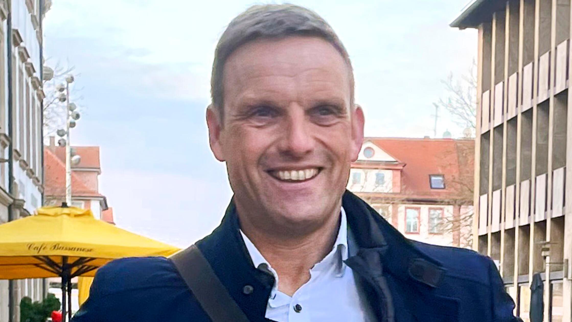 Erlangen:  OB Kandidat Jörg Volleth vor dem Livest