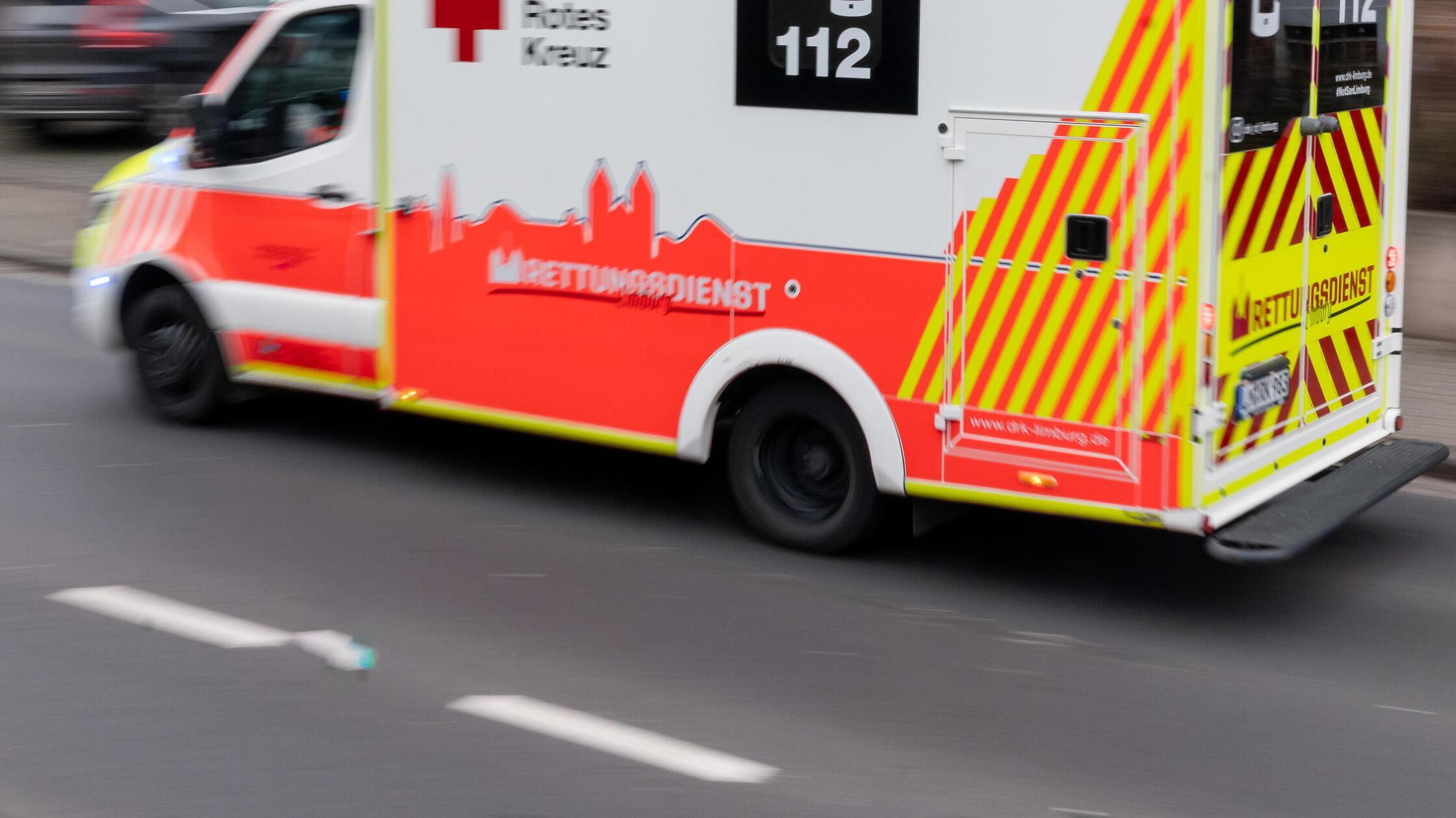 Rettungswagen des Deutschen Roten Kreuzes im Einsa