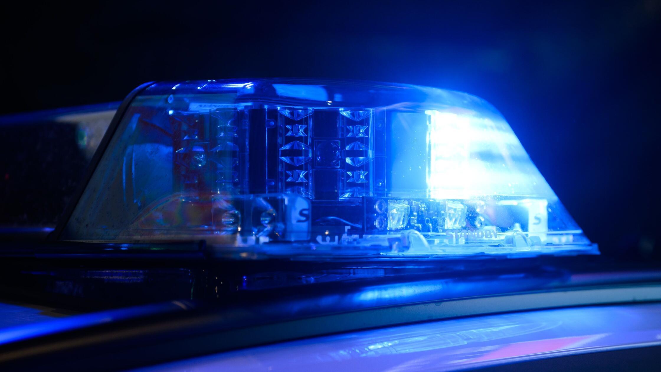 Ein Blaulicht leuchtet auf einem Einsatzfahrzeuge 