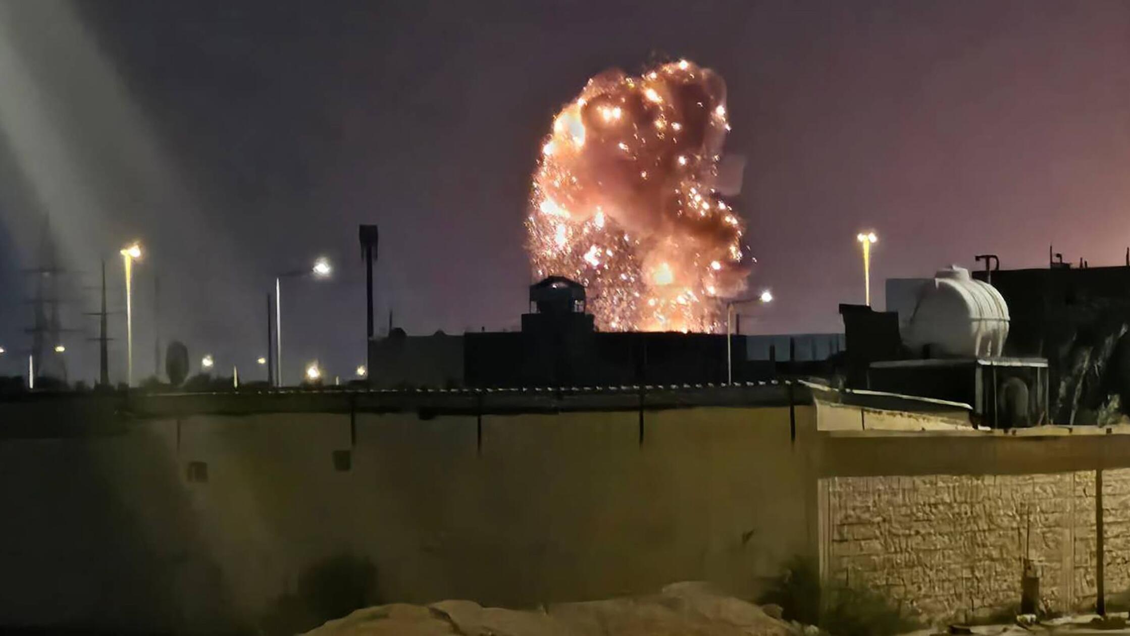 Ein Feuerball steigt nach einer Explosion in Riad,