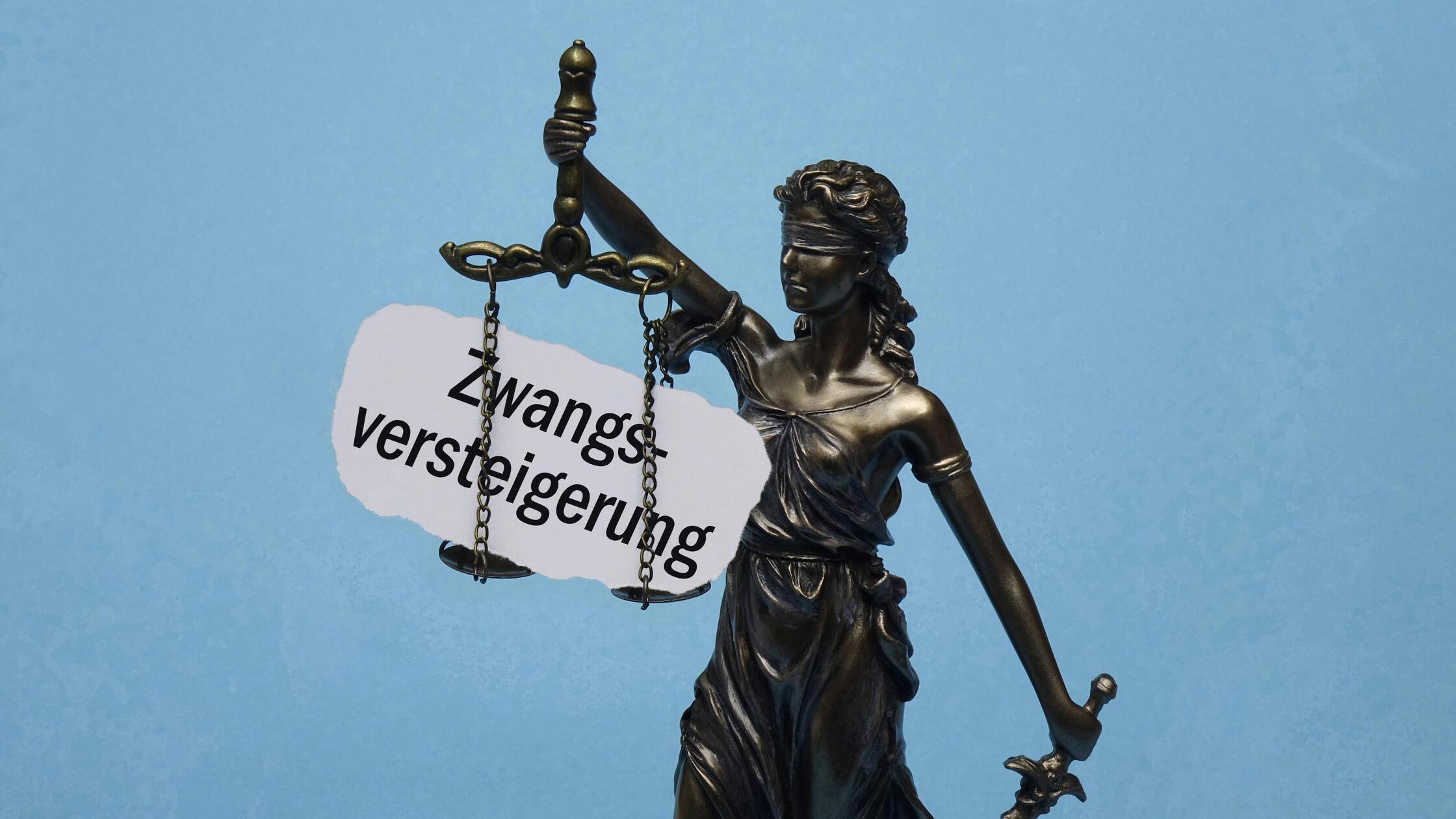 Justitia und Schriftzug Zwangsversteigerung Justit