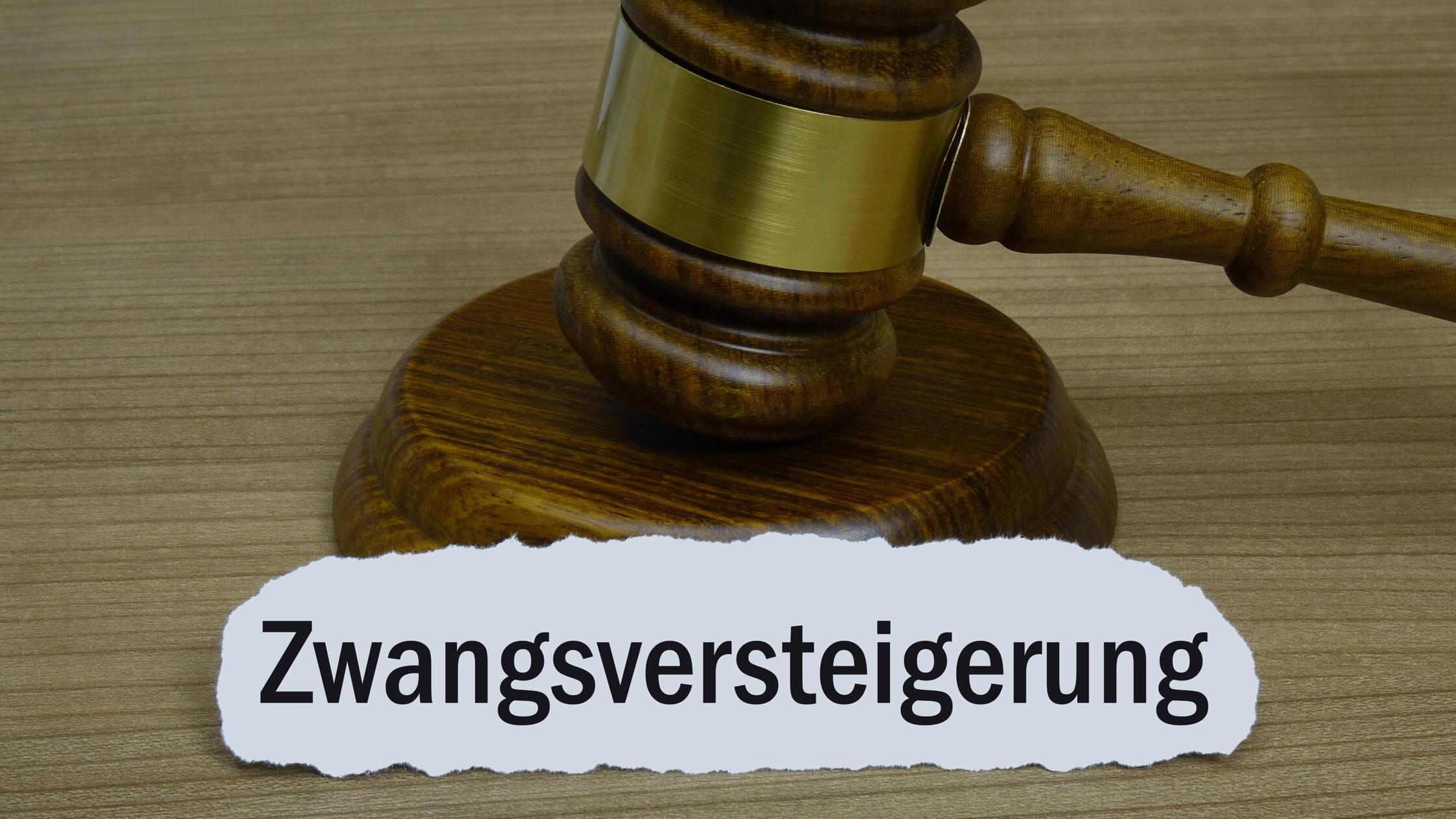 Richterhammer mit Schriftzug Zwangsversteigerung R
