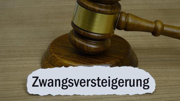 Richterhammer mit Schriftzug Zwangsversteigerung R