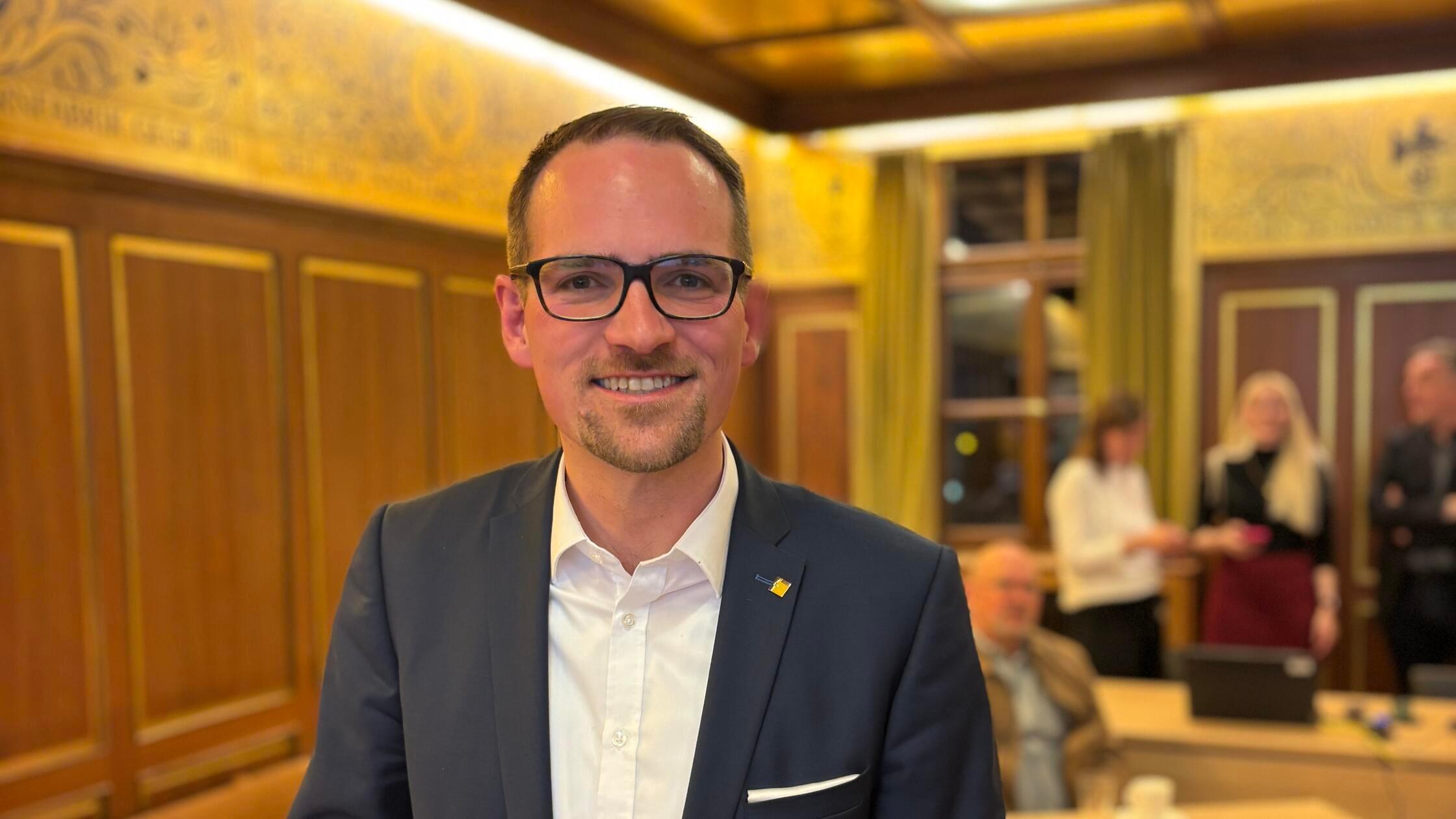 Er ist der Stimmensieger in Schwabach: SPD-Oberbürgermeister Peter Reiß holte bei der Wahl zum Stadtrat 17.117 Stimmen. Seinen Sitz kann er als wiedergewählter OB dennoch nicht annehmen, für ihn rückt Platz 14 der SPD-Liste nach.