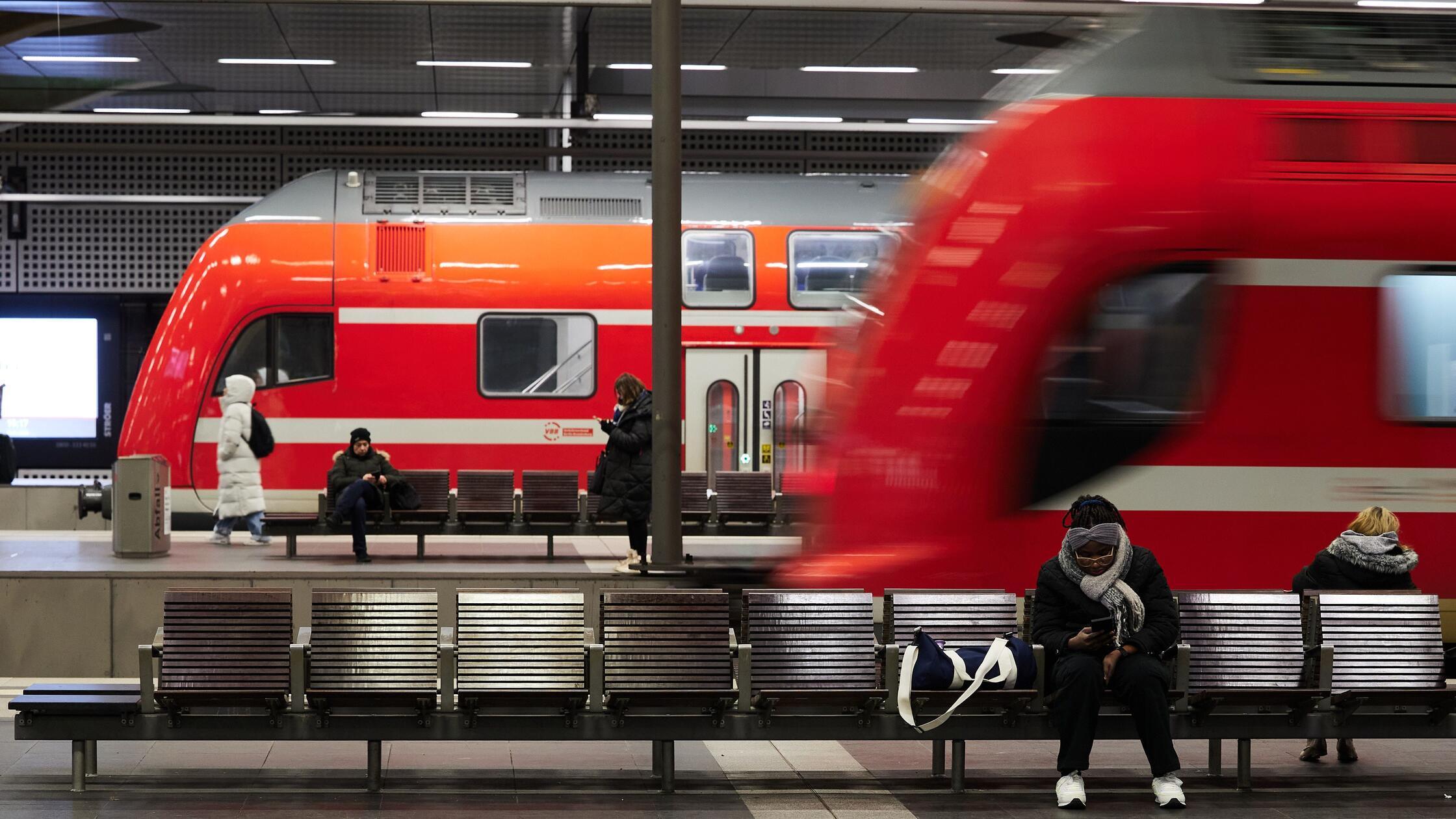 ARCHIV - 09.01.2024, Berlin: Reisende warten im Ha