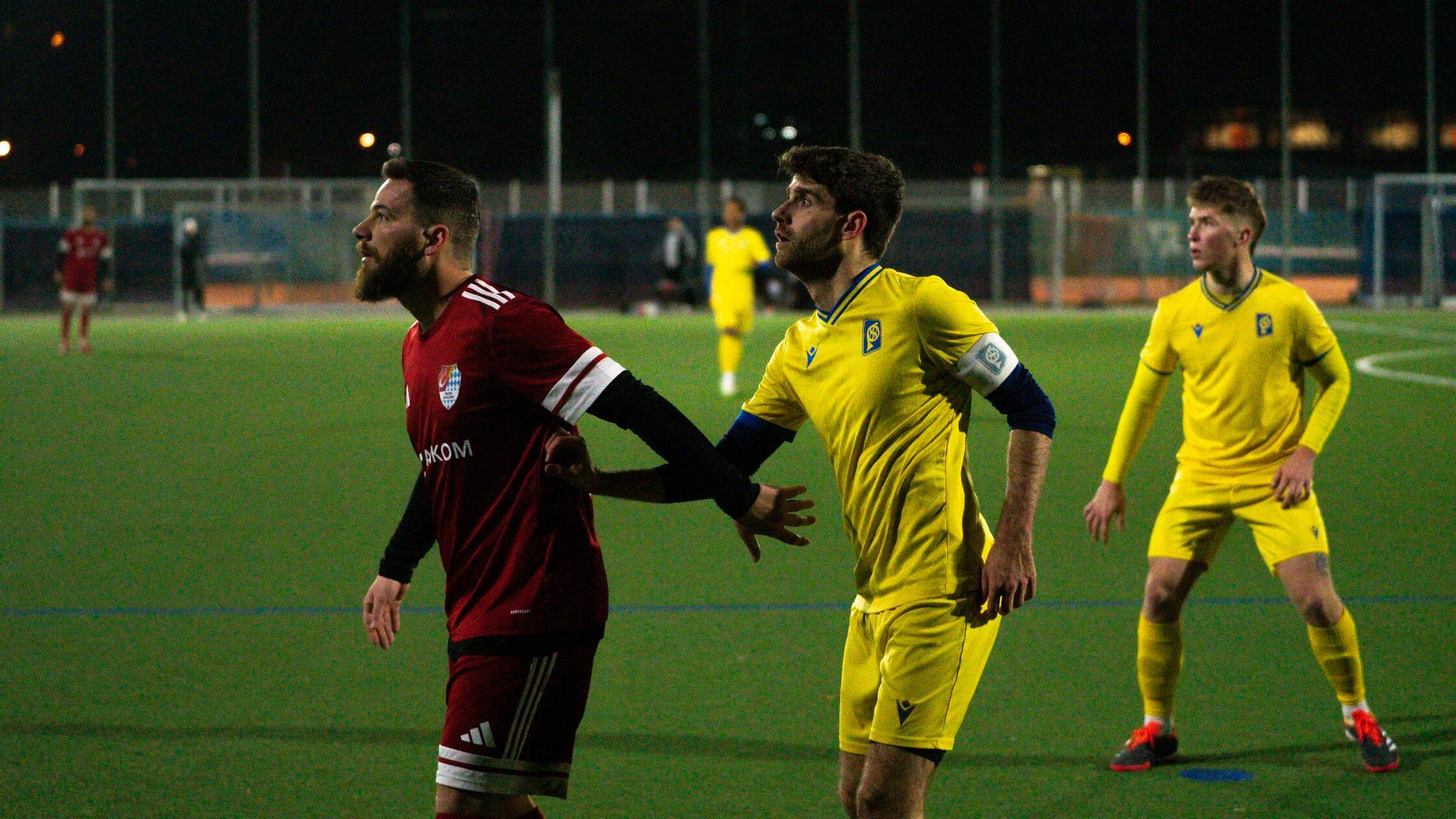 Tim Niklaus (in gelb) ist der Kapitän des Post SV 