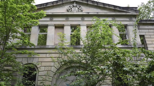 Mitten im Dwasiedener Wald bei Sassnitz auf der Insel Rügen steht die verlassene Schlossruine Dwasieden. Einst war das Schloss Militärgelände der Volksmarine. Das Schloss wurde wohl zwischen 1873 und 1877 im italienischen Neorenaissance-Stil erbaut. Heute finden sich aber nur noch die Ruinen der längst vergangenen Pracht.