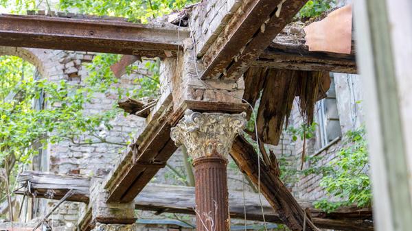 Einst war Schloss Dwasieden ein zweigeschossiges, quadratisches Gebäude mit Säulengängen, zwei Aussichtstürmen sowie einer exquisiten Innenausstattung. Teile wurden nach dem Zweiten Weltkrieg gesprengt. Sogenannte Lost Places, wie das Schloss Dwasieden, sind bei Entdeckern beliebt, doch Vorsicht ist geboten. Die verfallenen Orte bergen mitunter große Sicherheitsgefahren und wenn die Gebäude im Privatbesitz sind, kann das Betreten auch ernsthafte rechtliche Konsequenzen haben. Durch das Schloss Dwasieden werden aber regelmäßig Führungen angeboten. Hier können Entdecker auf ihre Kosten kommen.