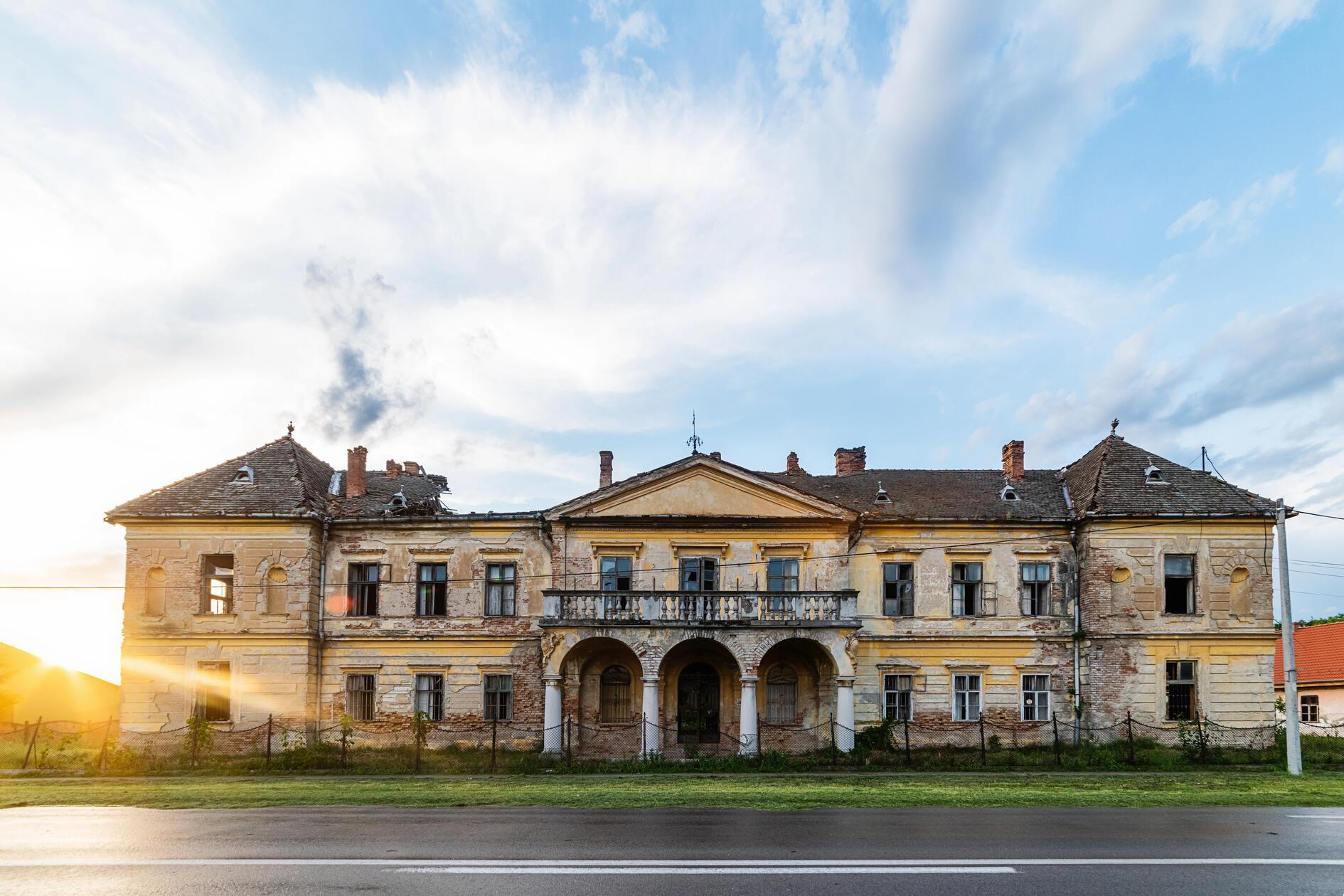 Das Schloss Vlajkovac in Serbien wurde in den 1850er-Jahren erbaut. Nach dem Zweiten Weltkrieg gehörte das Anwesen der Regierung von Jugoslawnien, die es allerdings verfallen ließ. Heute ist das Gebäude zurück in privater Hand, doch der Verfall geht weiter. Auf Fotos sieht man, dass das Schloss von Innen inzwischen vollkommen verfallen ist. Das Betreten des Gebäudes ist streng verboten.