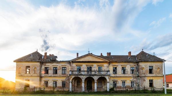 Das Schloss Vlajkovac in Serbien wurde in den 1850er-Jahren erbaut. Nach dem Zweiten Weltkrieg gehörte das Anwesen der Regierung von Jugoslawnien, die es allerdings verfallen ließ. Heute ist das Gebäude zurück in privater Hand, doch der Verfall geht weiter. Auf Fotos sieht man, dass das Schloss von Innen inzwischen vollkommen verfallen ist. Das Betreten des Gebäudes ist streng verboten.