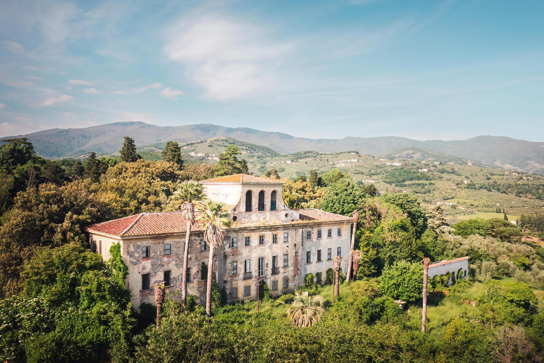 Die Villa Sbertoli ist ein verlassenes Anwesen in der Toskana. Ursprünglich beherbergte das Herrenhaus eine psychiatrische Klinik. Inzwischen wurden Türen und Fenster des Anwesens zugemauert, um Plünderungen und Zerstörung Einhalt zu gebieten.